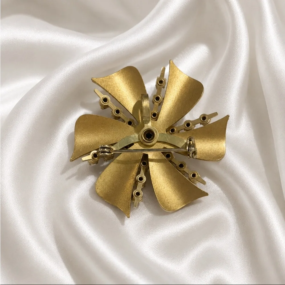 N/A elegant gold